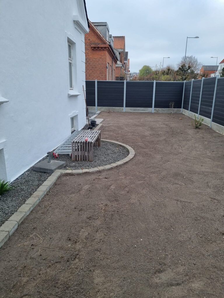 Nyetableret have med jord og hegn